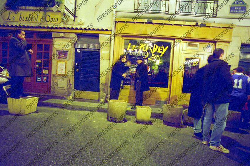 villepreux (pierre) galthie (fabien) discutent devant le Purdey Bar rue Guisarde (rue de la Soif) 