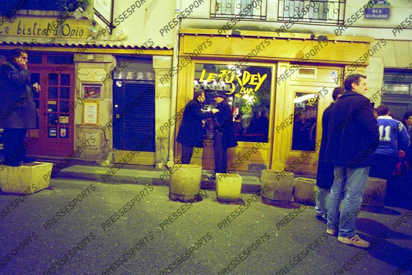 villepreux (pierre) galthie (fabien) discutent devant le Purdey Bar rue Guisarde (rue de la Soif) 