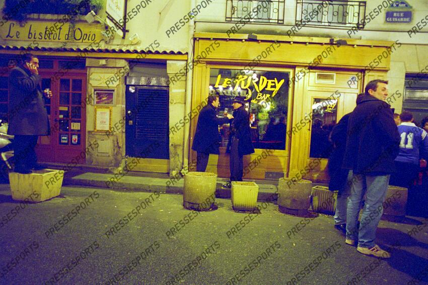 villepreux (pierre) galthie (fabien) discutent devant le Purdey Bar rue Guisarde (rue de la Soif) 