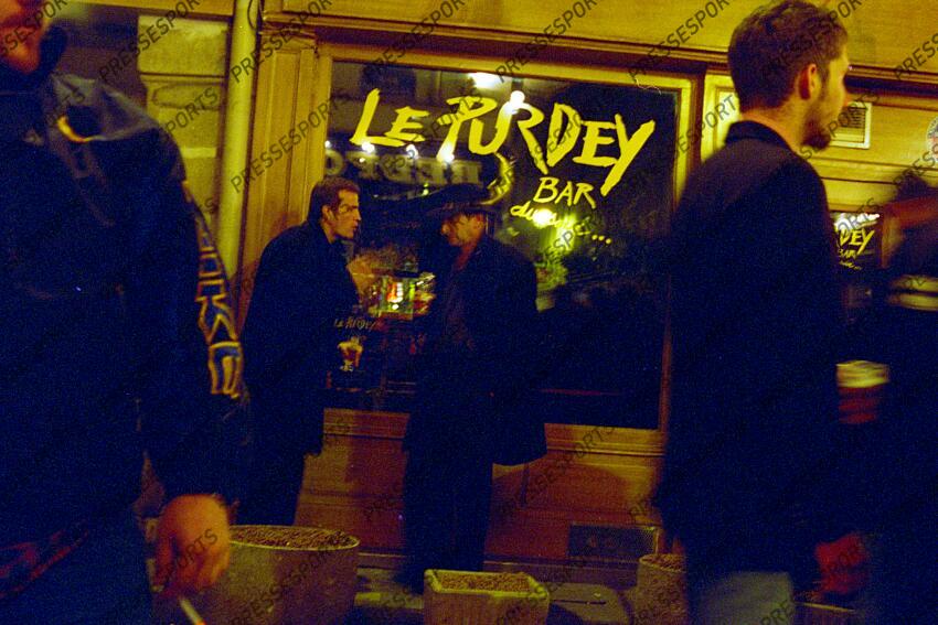 villepreux (pierre) galthie (fabien) discutent devant le Purdey Bar rue Guisarde (rue de la Soif) 