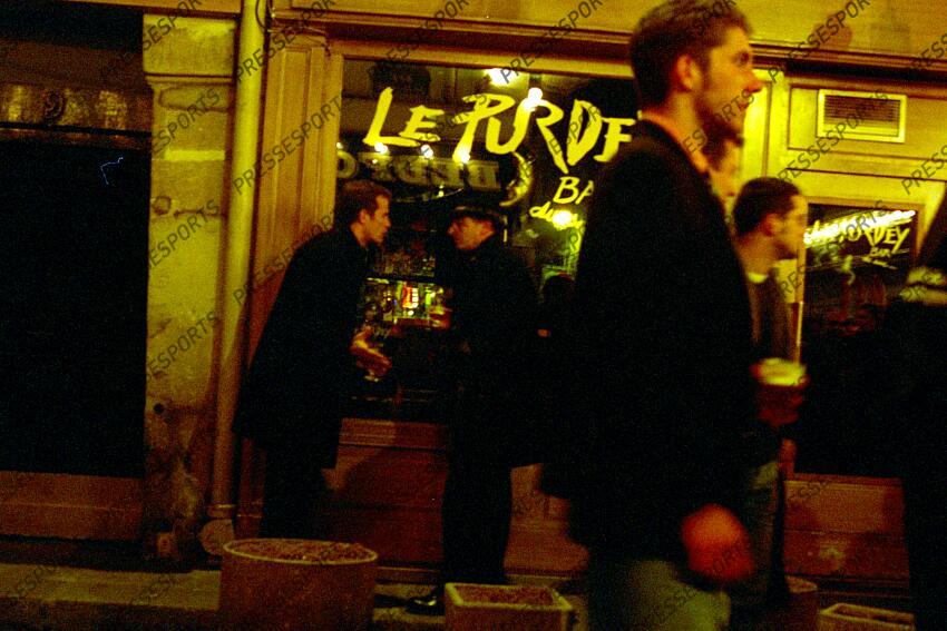 villepreux (pierre) galthie (fabien) discutent devant le Purdey Bar rue Guisarde (rue de la Soif) 