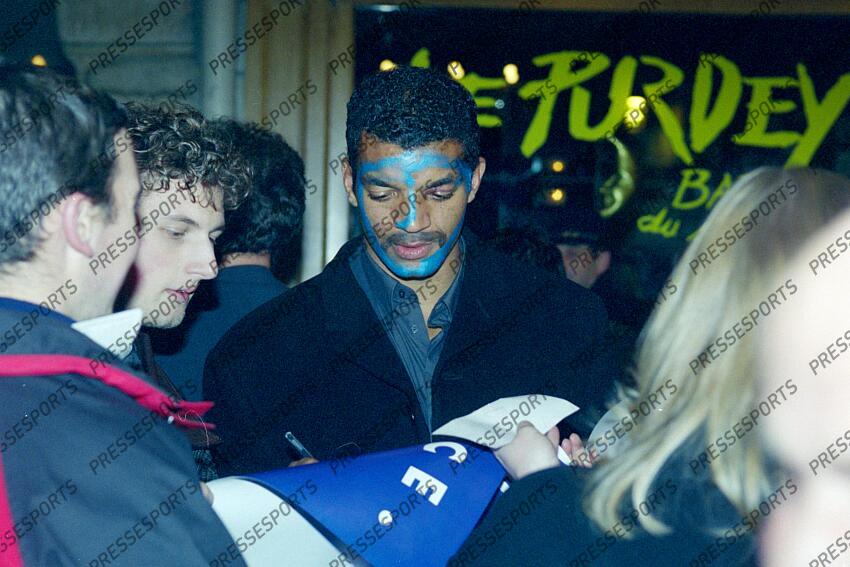 ntamack (emile) devant le Purdey Bar rue Guisarde (rue de la Soif) 