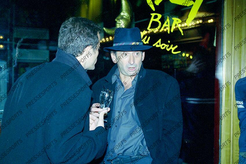 villepreux (pierre) galthie (fabien) discutent devant le Purdey Bar rue Guisarde (rue de la Soif) 
