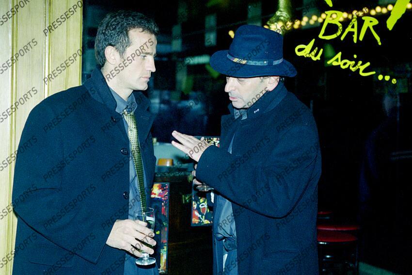 villepreux (pierre) galthie (fabien) discutent devant le Purdey Bar rue Guisarde (rue de la Soif) 