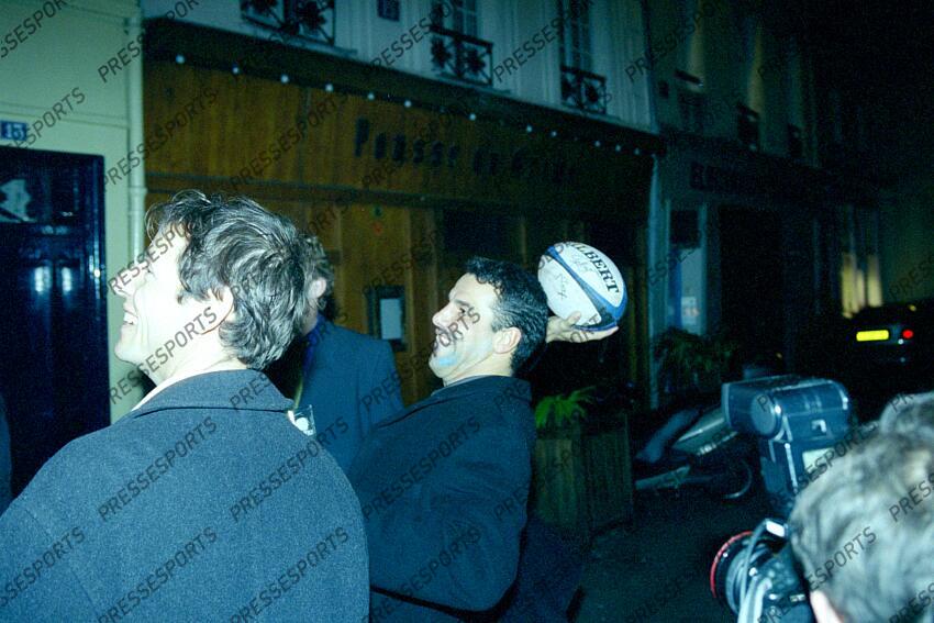 lamaison (christophe) devant le Purdey Bar rue Guisarde (rue de la Soif) 