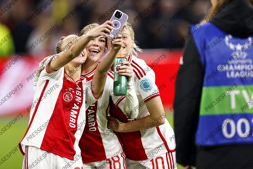 AMSTERDAM - (l-r) Rosa van Gool of Ajax, Milicia Keijzer of Ajax, Nadine Noordam of Ajax celebrate the 2-0 victory after the UEFA women's Champions League match in group C between Ajax Amsterdam and Paris Saint Germain in the Johan Cruijff ArenA on November 15, 2023 in Amsterdam, Netherlands. ANP MAURICE VAN STEEN (F) AJAX AMSTERDAM-(F) PSG (2-0) 