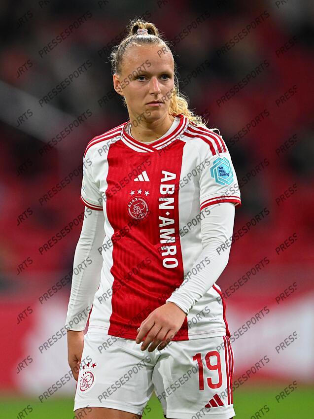 AMSTERDAM - Tiny Hoekstra of Ajax during the UEFA Women's Champions League Group C match between Ajax Amsterdam and Paris Saint Germain at the Johan Cruijff ArenA on November 15, 2023 in Amsterdam, Netherlands. ANP | Hollandse Hoogte | GERRIT VAN COLOGNE (F) AJAX AMSTERDAM-(F) PSG (2-0) 