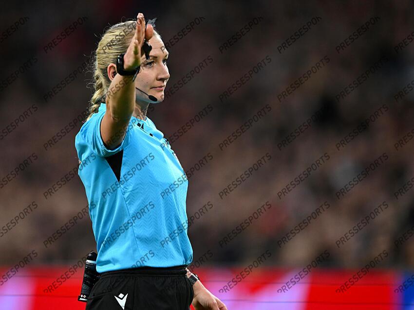 AMSTERDAM - Referee Tess Olofsson during the UEFA Women's Champions League Group C match between Ajax Amsterdam and Paris Saint Germain at the Johan Cruijff ArenA on November 15, 2023 in Amsterdam, Netherlands. ANP | Hollandse Hoogte | GERRIT VAN COLOGNE (F) AJAX AMSTERDAM-(F) PSG (2-0) 