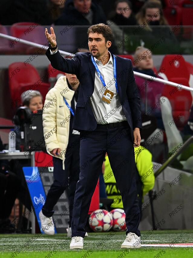 AMSTERDAM - Paris Saint-Germain coach Jocelyn Precheur during the UEFA women's Champions League Group C match between Ajax Amsterdam and Paris Saint Germain at the Johan Cruijff ArenA on November 15, 2023 in Amsterdam, Netherlands. ANP | Hollandse Hoogte | GERRIT VAN COLOGNE (F) AJAX AMSTERDAM-(F) PSG (2-0) 