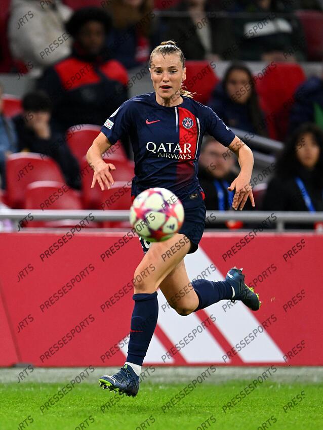 AMSTERDAM - Jade le Guilly of Paris Saint-Germain during the UEFA Women's Champions League Group C match between Ajax Amsterdam and Paris Saint Germain at the Johan Cruijff ArenA on November 15, 2023 in Amsterdam, Netherlands. ANP | Hollandse Hoogte | GERRIT VAN COLOGNE (F) AJAX AMSTERDAM-(F) PSG (2-0) 