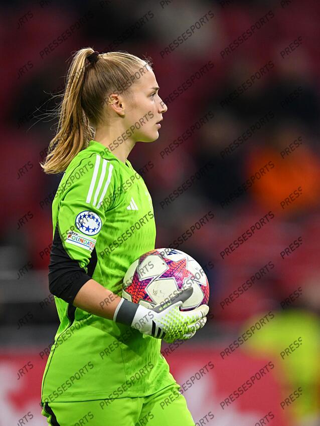 AMSTERDAM - Ajax goalkeeper Regina van Eijk during the UEFA women's Champions League Group C match between Ajax Amsterdam and Paris Saint Germain at the Johan Cruijff ArenA on November 15, 2023 in Amsterdam, Netherlands. ANP | Hollandse Hoogte | GERRIT VAN COLOGNE (F) AJAX AMSTERDAM-(F) PSG (2-0) 