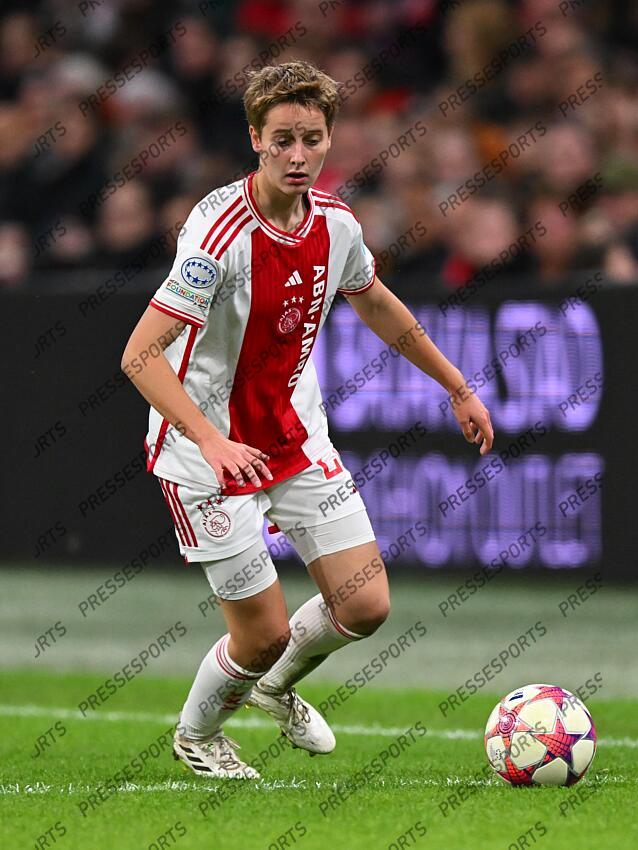 AMSTERDAM - Isa Kardinaal of Ajax during the UEFA Women's Champions League Group C match between Ajax Amsterdam and Paris Saint Germain at the Johan Cruijff ArenA on November 15, 2023 in Amsterdam, Netherlands. ANP | Hollandse Hoogte | GERRIT VAN COLOGNE (F) AJAX AMSTERDAM-(F) PSG (2-0) 
