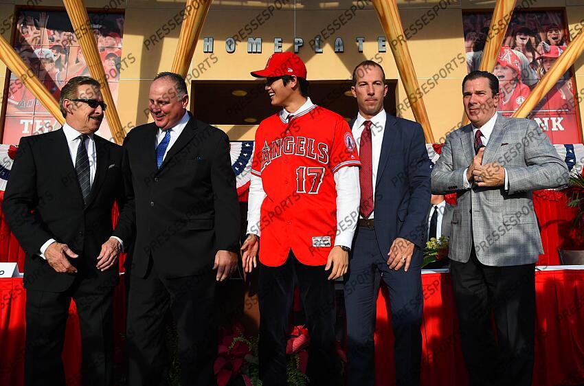 Dec 9, 2017; Anaheim, CA, USA; L-R; Los Angeles Angels owner Arte Moreno, manager Mike Scioscia, Shohei Ohtani, general manager Billy Eppler and Vice President John Carpino during a press conference today at Angels Stadium of Anaheim. Mandatory Credit: Jayne Kamin-Oncea-USA TODAY Sports MLB: Los Angeles Angels-Press Conference 