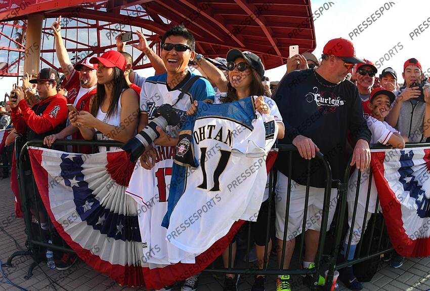 Dec 9, 2017; Anaheim, CA, USA; Fans cheer as Los Angeles Angels player Shohei Ohtani (17) is introduced during a press conference today at Angels Stadium of Anaheim. Mandatory Credit: Jayne Kamin-Oncea-USA TODAY Sports MLB: Los Angeles Angels-Press Conference 