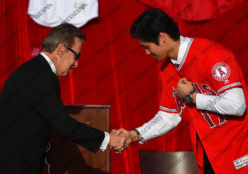 Dec 9, 2017; Anaheim, CA, USA; Los Angeles Angels player Shohei Ohtani (17) is introduced as the newest member of the Angels organization by owner Arte Moreno at Anaheim Stadium of Anaheim. Mandatory Credit: Jayne Kamin-Oncea-USA TODAY Sports MLB: Los Angeles Angels-Press Conference 