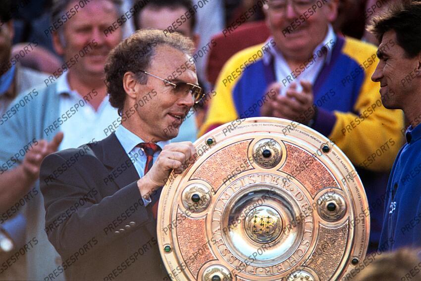 Deutscher Meister 1994 FC Bayern Muenchen, v.l. Teamchef Franz Beckenbauer mit Schale, Co-Trainer Klaus Augenthaler Muenchen, 07.05.1994, Fussball, Bundesliga, FC Bayern Muenchen - FC Schalke 04 2:0 Franz Beckenbauer passed away RETRO BECKENBAUER 