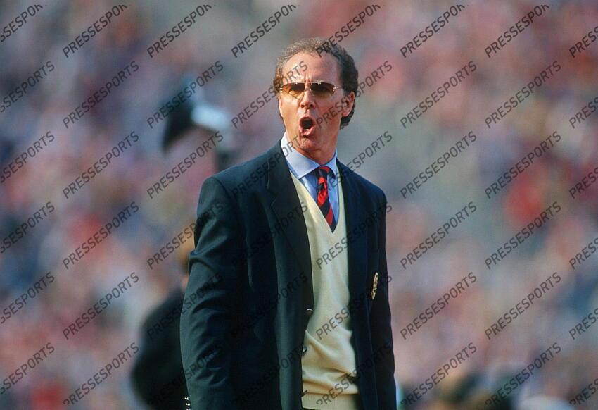 Teamchef Franz Beckenbauer (Bayern) Karlsruhe, 30.04.1994, Fussball Bundesliga, Karlsruher SC - FC Bayern Muenchen 1:1 Franz Beckenbauer passed away RETRO BECKENBAUER 