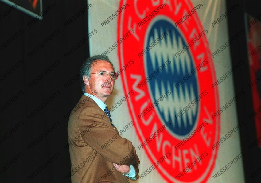 Franz Beckenbauer (neu gewaehlter Praesident) Muenchen, 15.11.1994, Fussball, FC Bayern Muenchen, Jahreshauptversammlung 1994 Franz Beckenbauer passed away RETRO BECKENBAUER 