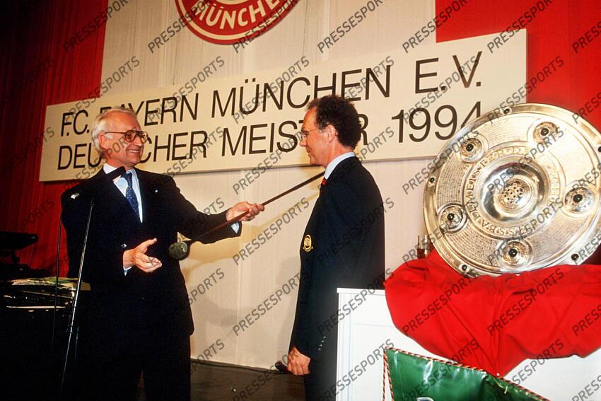 v.l. Edmund Stoiber (Ministerpraesident Bayern), Teamchef Franz Beckenbauer mit Schale Muenchen, 07.05.1994, Fussball, Bundesliga, FC Bayern Muenchen Deutscher Meister 1994, Meisterfeier Franz Beckenbauer passed away RETRO BECKENBAUER 