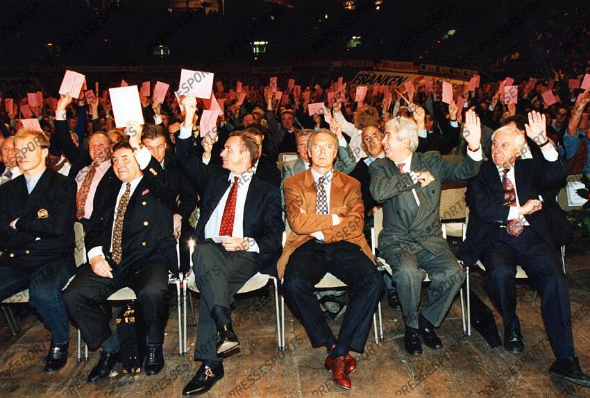 v.l. Hansi Pfluegler, Kurt Hegerich (ehemaliger Schatzmeister), Vizepraesident Karl-Heinz Rummenigge, Franz Beckenbauer (neu gewaehlter Praesident ), Vizepraesident Dr. Fritz Scherer, Vizepraesident Hans Schiefele Muenchen, 15.11.1994, Fussball, FC Bayern Muenchen, Jahreshauptversammlung 1994 Franz Beckenbauer passed away RETRO BECKENBAUER 
