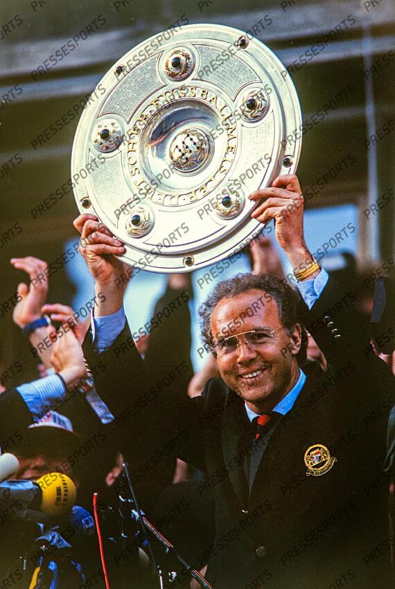 Teamchef Franz Beckenbauer mit Schale Muenchen, 07.05.1994, Fussball, Bundesliga, FC Bayern Muenchen Deutscher Meister 1994, Meisterfeier auf dem Marienplatz Franz Beckenbauer passed away RETRO BECKENBAUER 