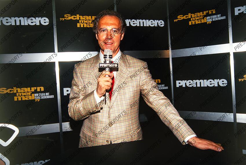 Co-Kommentator Franz Beckenbauer im WM-Studio des TV-Senders Premiere Chicago, 21.06.1994, Fussball, WM 1994 in den USA Franz Beckenbauer passed away RETRO BECKENBAUER 