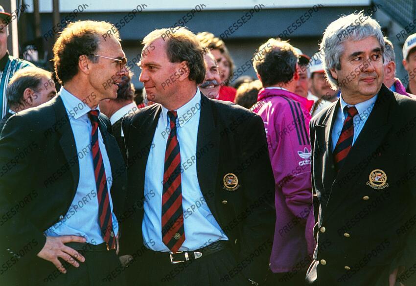 Deutscher Meister 1994 FC Bayern Muenchen v.l. Teamchef Franz Beckenbauer, Manager Uli Hoeness, Praesident Dr. Fritz Scherer Muenchen, 07.05.1994, Fussball, Bundesliga, FC Bayern Muenchen - FC Schalke 04 2:0 Franz Beckenbauer passed away RETRO BECKENBAUER 