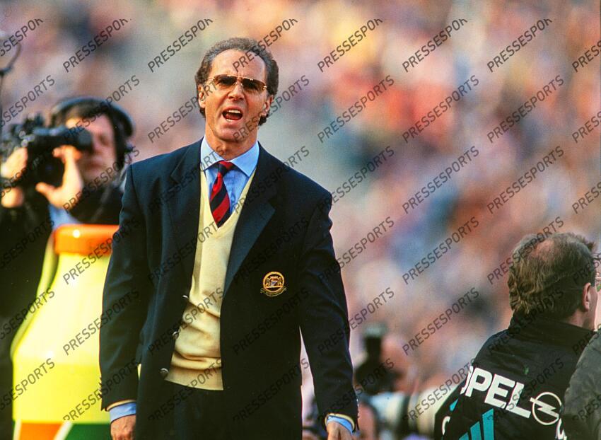Teamchef Franz Beckenbauer (Bayern) Karlsruhe, 30.04.1994, Fussball Bundesliga, Karlsruher SC - FC Bayern Muenchen 1:1 Franz Beckenbauer passed away RETRO BECKENBAUER 
