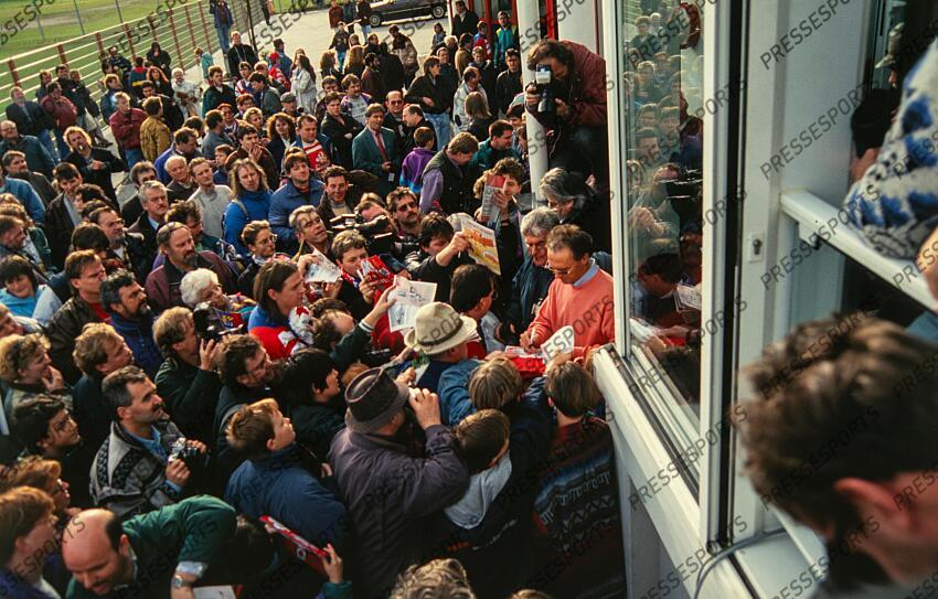 Teamchef Franz Beckenbauer mit Fans und Medienvertretern Muenchen, 19.01.1994, Fussball, FC Bayern Muenchen, Praesentation neuer Trainer, erstes Training an der Saebener Strasse Franz Beckenbauer passed away RETRO BECKENBAUER 