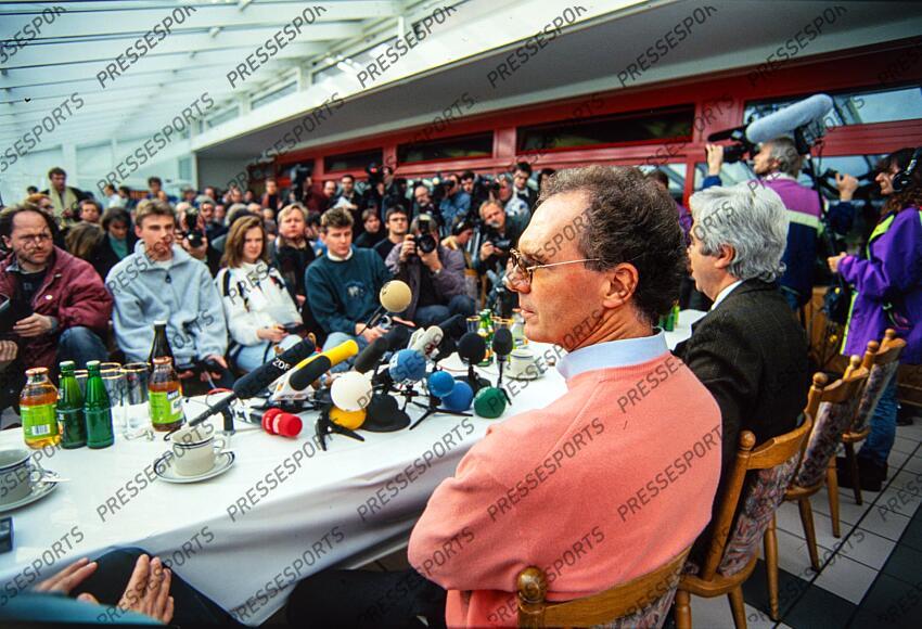 Teamchef Franz Beckenbauer Muenchen, 19.01.1994, Fussball, FC Bayern Muenchen, Praesentation neuer Trainer, erstes Training an der Saebener Strasse Franz Beckenbauer passed away RETRO BECKENBAUER 