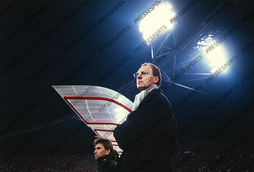 v.l. Co-Trainer Klaus Augenthaler, Teamchef Franz Beckenbauer (Bayern) Muenchen, 20.03.1994, Fussball, Bundesliga, FC Bayern Muenchen - Borussia Dortmund 0:0 Franz Beckenbauer passed away RETRO BECKENBAUER 