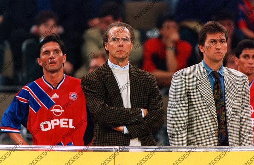 v.l. Bruno Labbadia, Teamchef Franz Beckenbauer, Co-Trainer Klaus Augenthaler (FC Bayern Muenchen) Hamburg, 08.01.1994, Fussball, Hallenfussball-Turnier in Hamburg Franz Beckenbauer passed away RETRO BECKENBAUER 