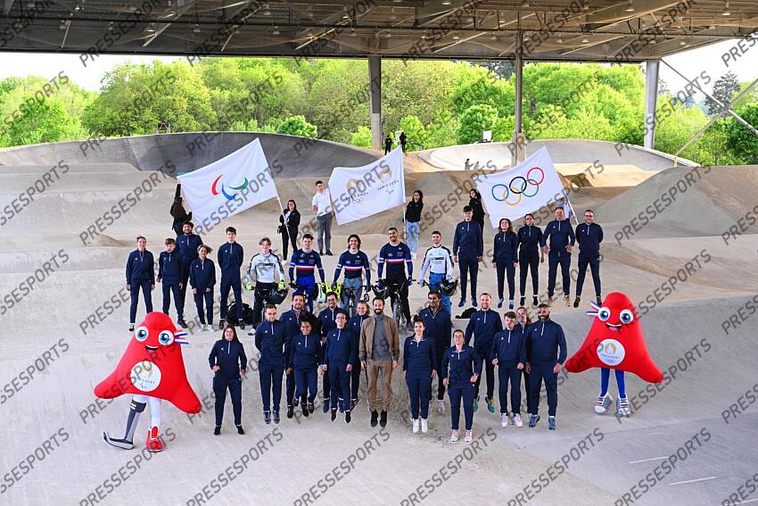 leclerc (enzo) - (fra) - pilard (arthur) - (fra) - colsenet (mateo) - (fra) - garoyan (leo) - (fra) - a legender forget (mathieu) deavnt au centre MAGAZINE SITE BMX JO 2024 les phryges 