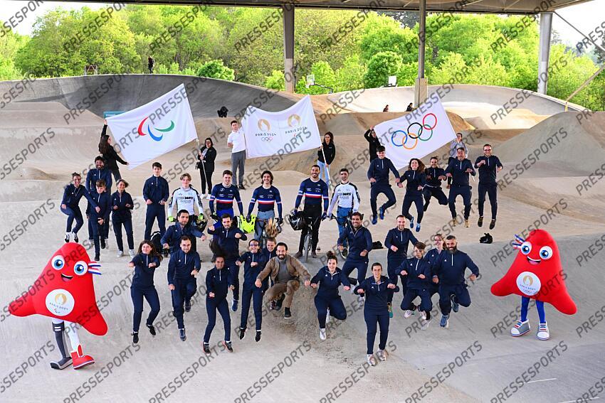 leclerc (enzo) - (fra) - pilard (arthur) - (fra) - colsenet (mateo) - (fra) - garoyan (leo) - (fra) - a legender forget (mathieu) deavnt au centre MAGAZINE SITE BMX JO 2024 les phryges 