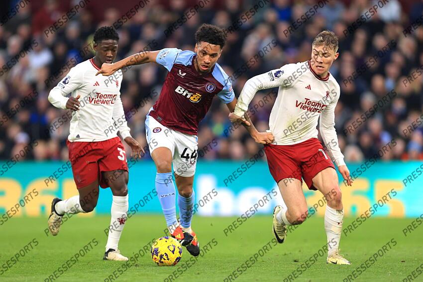 11th February 2024 - Premier League - Aston Villa v Manchester United - Boubacar Kamara of Aston Villa battles with Rasmus Hojlund of Manchester United (R) - Photo: Simon Stacpoole / Offside. ASTON VILLA-MANCHESTER UNITED (1-2) 