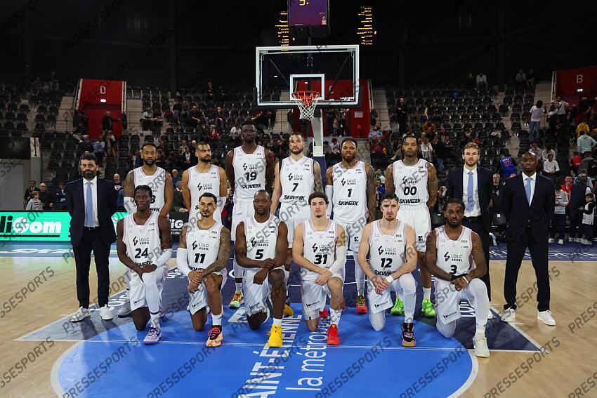 devant : ndiaye (mbaye) - jackson (edwin) - kahudi (charles) - yaacov (noam) - de colo (nando) - lee (paris) derriere : casalone (edoardo) - lighty (david) - luwawu cabarrot (timothe) - fall (youssoupha) - lauvergne (joffrey) - thomas (deshaun) - scott (mike) - poupet (pierric) - gomis (joseph) LYON VILLEURBANNE-NANTERRE (78-82) 