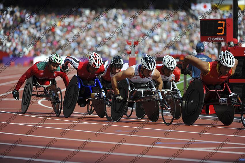Des fauteuils de course sur la piste du Stade Olympique de Londres en 2012. JO PARALYMPIQUES LONDRES 