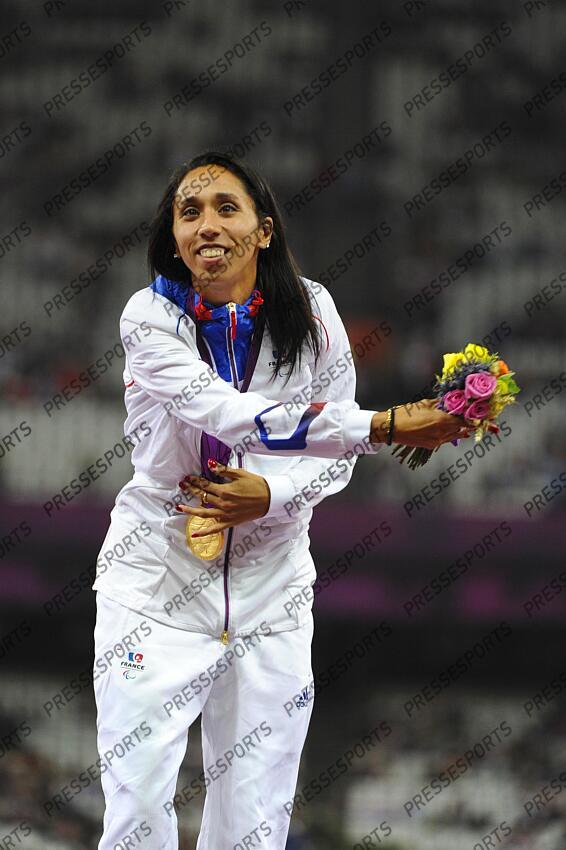 L'athlète française Assia El Hannouni, championne paralympique à Londres en 2012. Médaille d'or et Record du Monde en Catégorie T12 sur 200 m en 24”46 guidée par Gauthier Simounet Médaille d'or sur 400 m T12 : 55”39 (non guidée) JO PARALYMPIQUES LONDRES 
