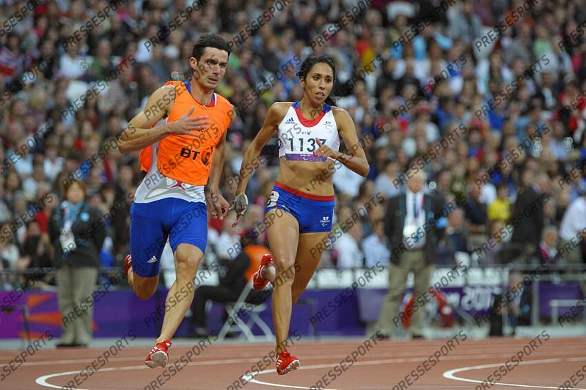 L'athlète française Assia El Hannouni, championne paralympique à Londres en 2012. Médaille d'or et Record du Monde en Catégorie T12 sur 200 m en 24”46 guidée par Gauthier Simounet Médaille d'or sur 400 m T12 : 55”39 (non guidée) JO PARALYMPIQUES LONDRES 