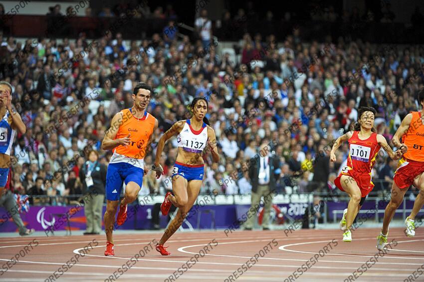 L'athlète française Assia El Hannouni, championne paralympique à Londres en 2012. Médaille d'or et Record du Monde en Catégorie T12 sur 200 m en 24”46 guidée par Gauthier Simounet Médaille d'or sur 400 m T12 : 55”39 (non guidée) JO PARALYMPIQUES LONDRES 
