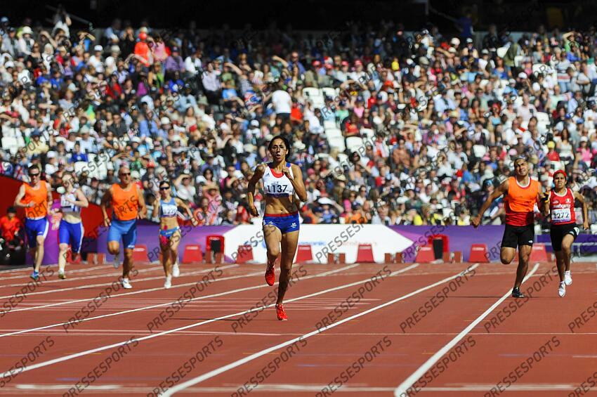 L'athlète française Assia El Hannouni, championne paralympique à Londres en 2012. Médaille d'or et Record du Monde en Catégorie T12 sur 200 m en 24”46 guidée par Gauthier Simounet Médaille d'or sur 400 m T12 : 55”39 (non guidée) JO PARALYMPIQUES LONDRES 