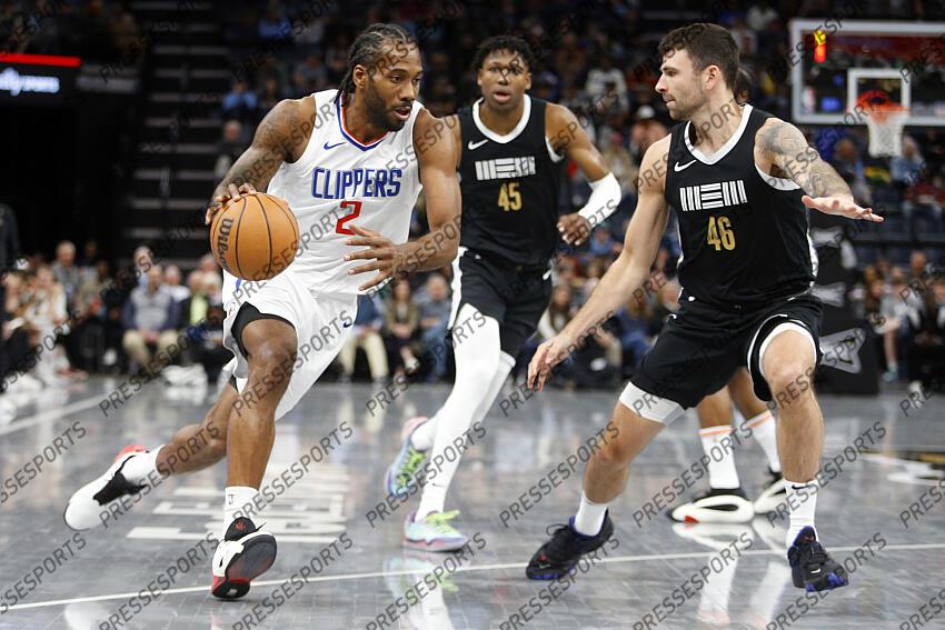 Feb 23, 2024; Memphis, Tennessee, USA; Los Angeles Clippers forward Kawhi Leonard (2) drives to the basket as Memphis Grizzlies guard John Konchar (46) defends during the second half at FedExForum. Mandatory Credit: Petre Thomas-USA TODAY Sports NBA: Los Angeles Clippers at Memphis Grizzlies 