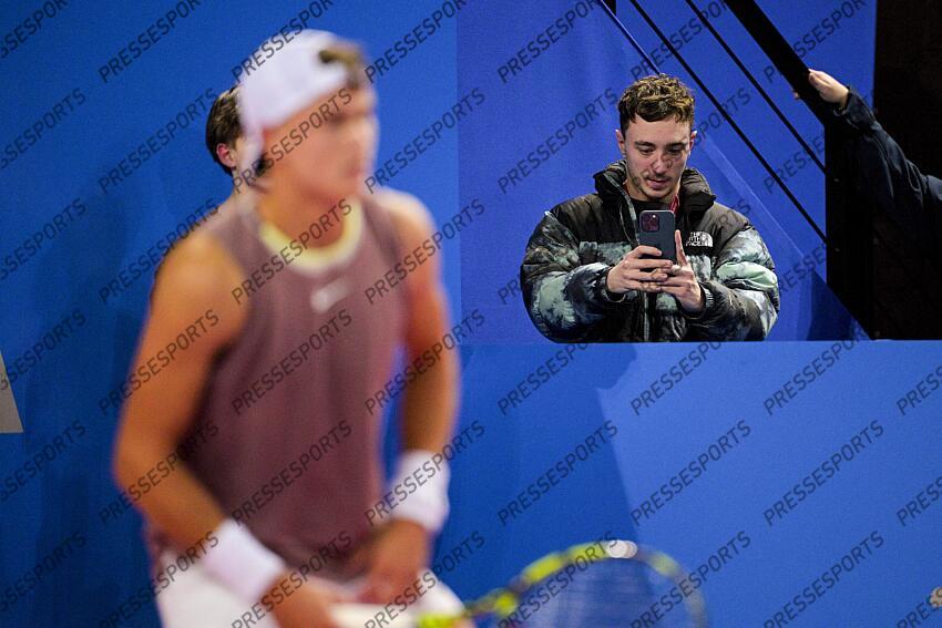Enzo Cordier - UNIVERS TENNIS - Holger Rune (Den) - Open Sud de France 2024 - 01/02/2024 MAGAZINE CREATEURS DE CONTENUS smartphones en main, les créateurs de contenus sont de plus en plus nombreux à venir filmer les joueurs pendant leur entraînement 