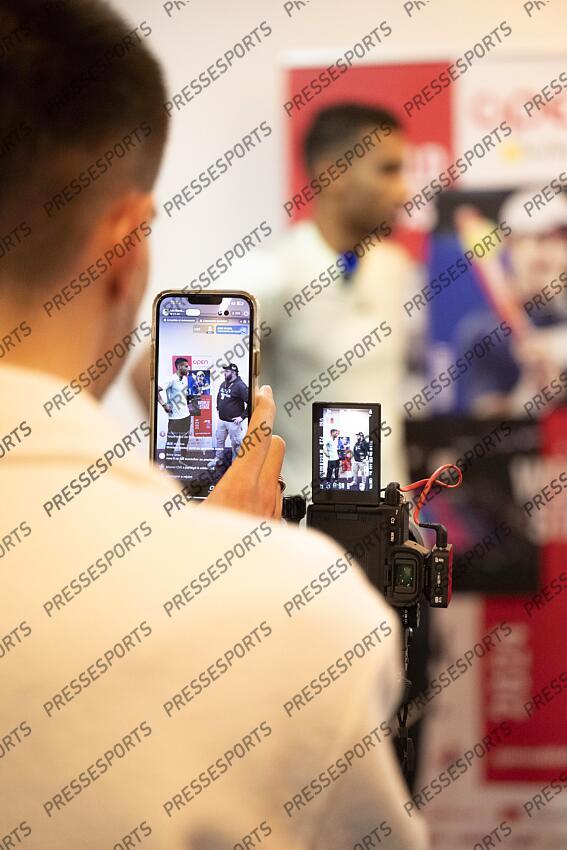 Felix Auger Aliassime (Can) et Mathieu Tabary - week end Sports MAGAZINE CREATEURS DE CONTENUS smartphones en main, les créateurs de contenus sont de plus en plus nombreux à venir recueillir les impressions des joueurs 