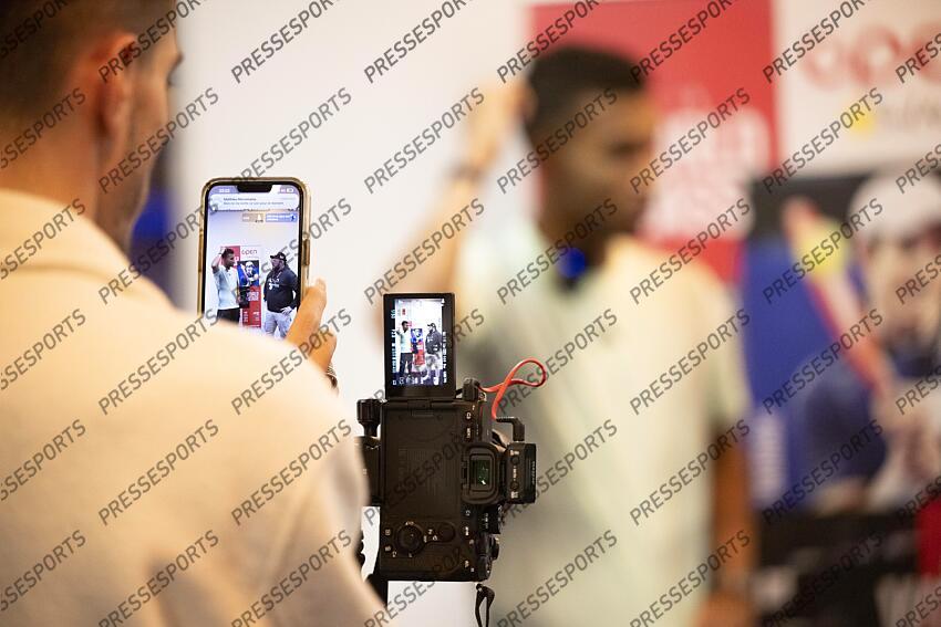 Felix Auger Aliassime (Can) et Mathieu Tabary - week end Sports MAGAZINE CREATEURS DE CONTENUS smartphones en main, les créateurs de contenus sont de plus en plus nombreux à venir recueillir les impressions des joueurs 
