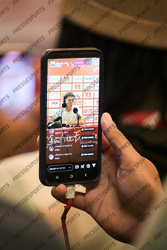 MAGAZINE CREATEURS DE CONTENUS smartphones en main, les créateurs de contenus sont de plus en plus nombreux à venir recueillir les impressions des joueurs, comme ici avec arthur cazaux à l’open sud de france. 