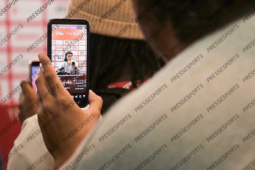 MAGAZINE CREATEURS DE CONTENUS smartphones en main, les créateurs de contenus sont de plus en plus nombreux à venir recueillir les impressions des joueurs, comme ici avec arthur cazaux à l’open sud de france. 
