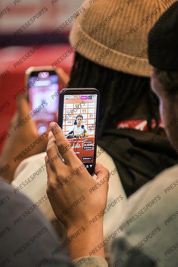 MAGAZINE CREATEURS DE CONTENUS smartphones en main, les créateurs de contenus sont de plus en plus nombreux à venir recueillir les impressions des joueurs, comme ici avec arthur cazaux à l’open sud de france. 