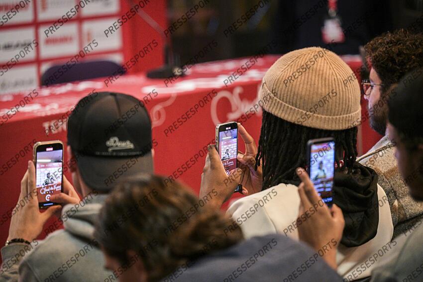 MAGAZINE CREATEURS DE CONTENUS smartphones en main, les créateurs de contenus sont de plus en plus nombreux à venir recueillir les impressions des joueurs, comme ici avec arthur cazaux à l’open sud de france. 