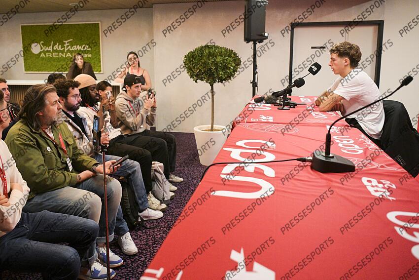 Bertrand Lagacherie (l’Equipe) aux cotés de Pierre Veil de l Instant Tennis et Patrick Fangnigbe - le_tweener - pendant la conference de presse d Arthur Cazaux (Fra) - Open Sud de France 2024 - MAGAZINE CREATEURS DE CONTENUS smartphones en main, les créateurs de contenus sont de plus en plus nombreux à venir recueillir les impressions des joueurs, comme ici avec arthur cazaux à l’open sud de france. 